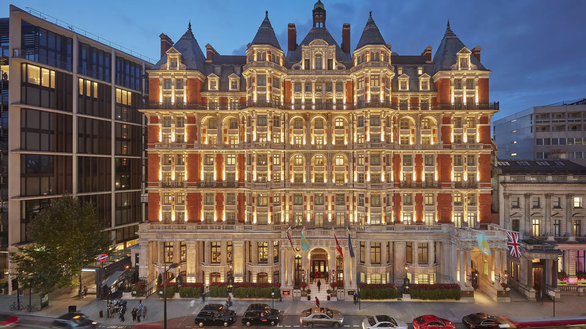The front of the mandarin oriental hyde park, london.