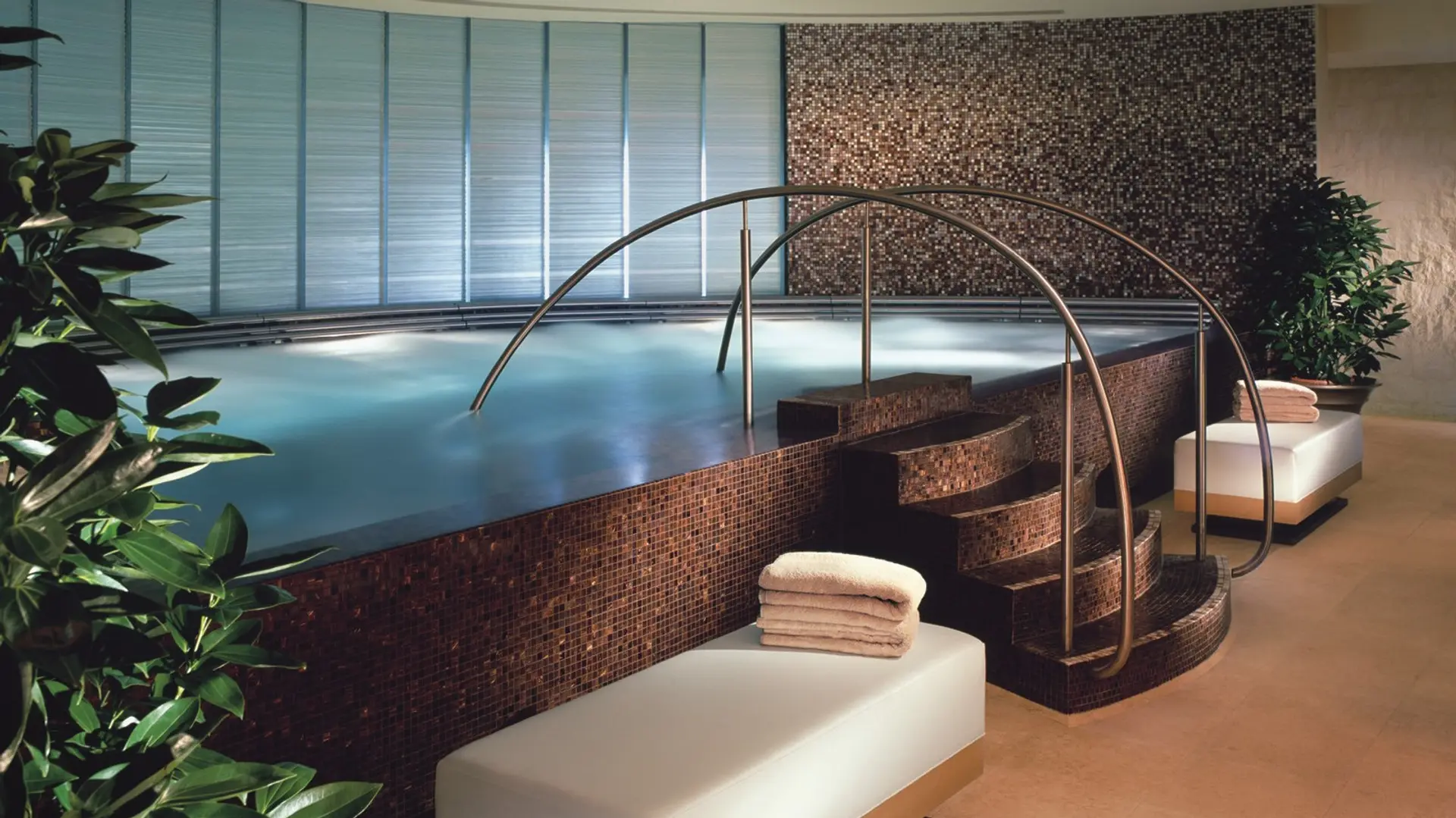 Hotel review Service & Facilities' - Four Seasons Hotel Hong Kong - 2