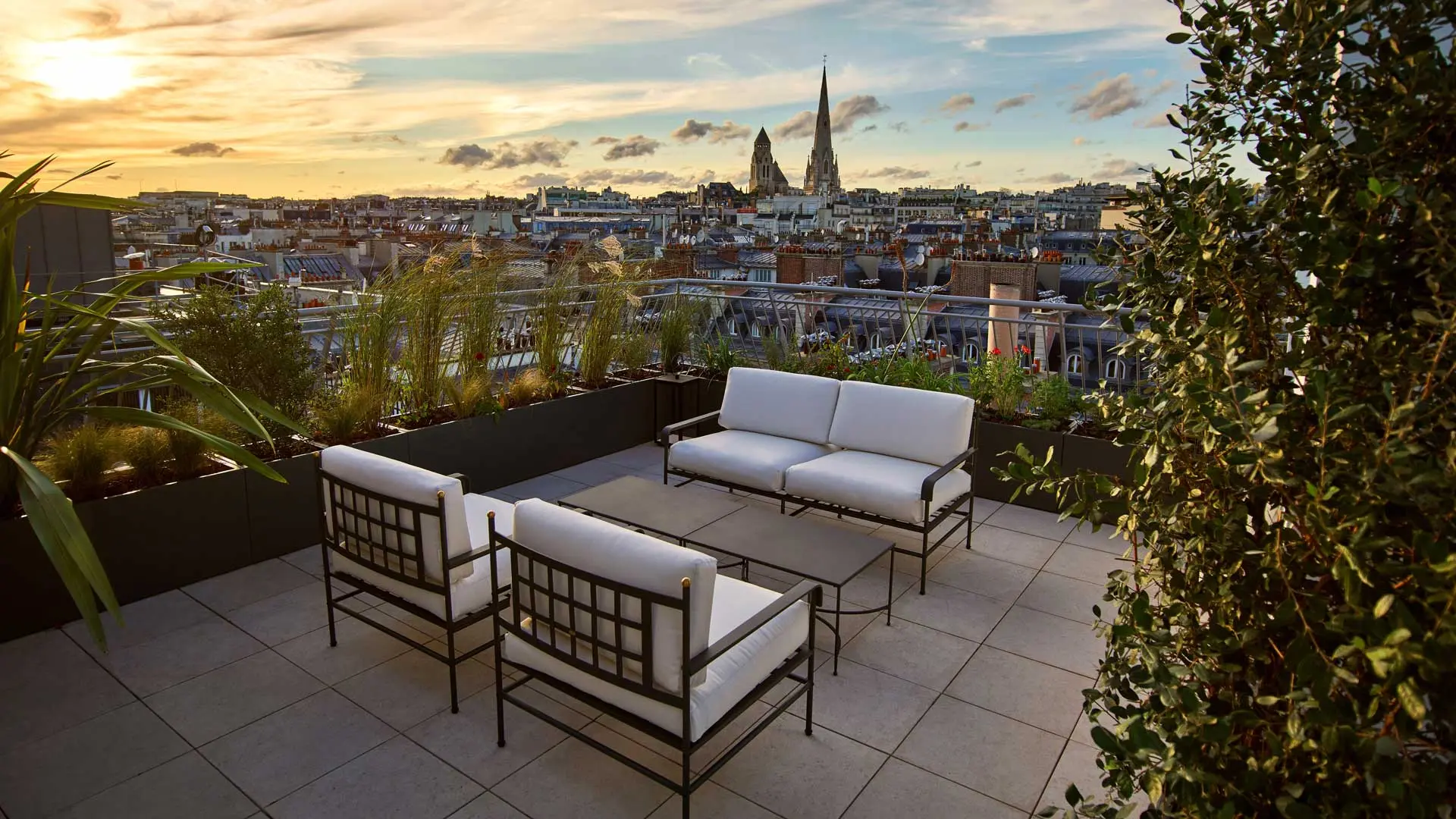 Hotel review Location' - Hôtel Plaza Athénée Paris - 1