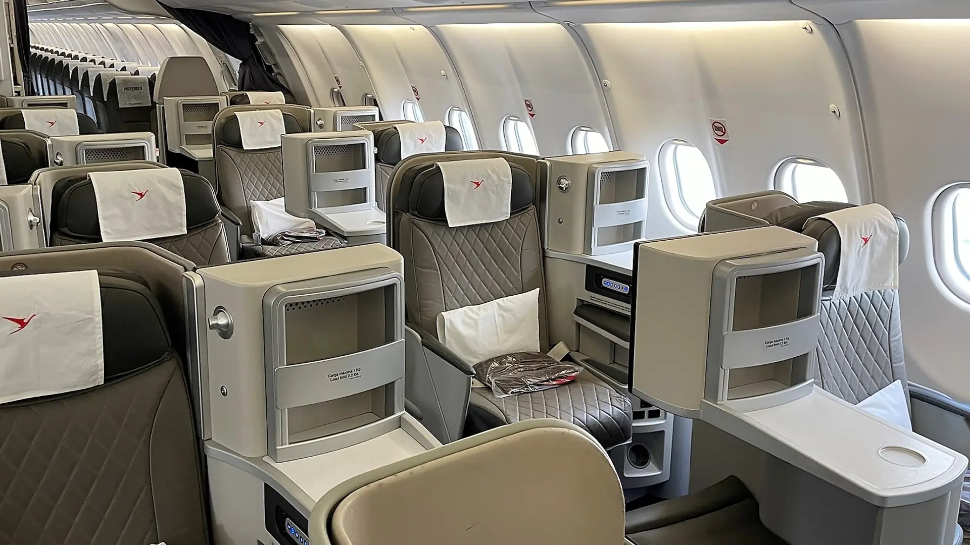 Airline review Cabin & Seat - Surinam Airways - 2