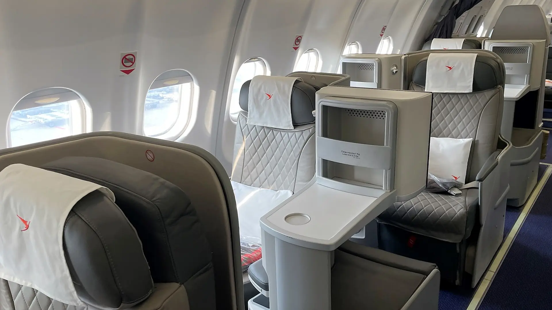 Airline review Cabin & Seat - Surinam Airways - 3