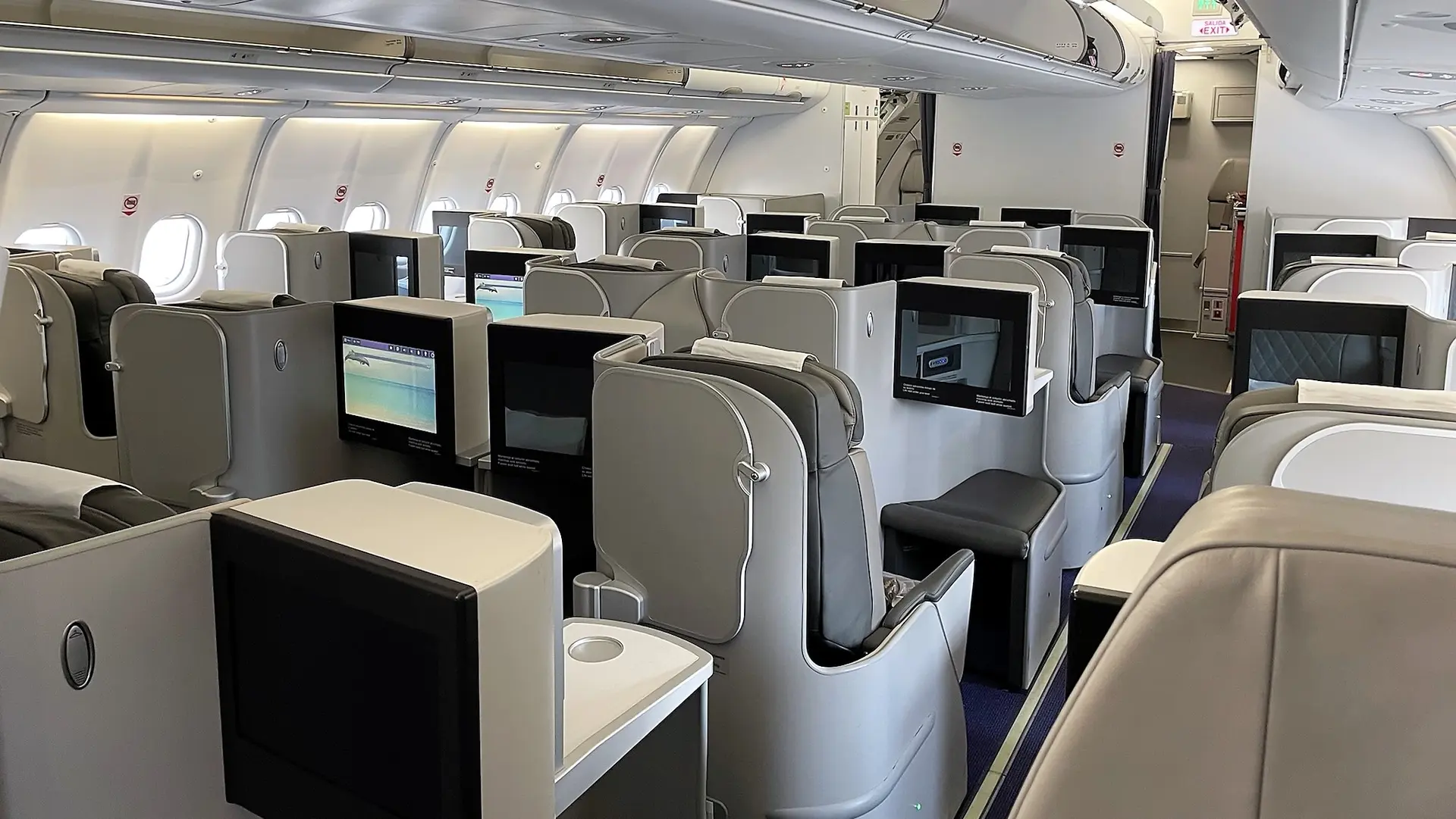 Airline review Cabin & Seat - Surinam Airways - 4