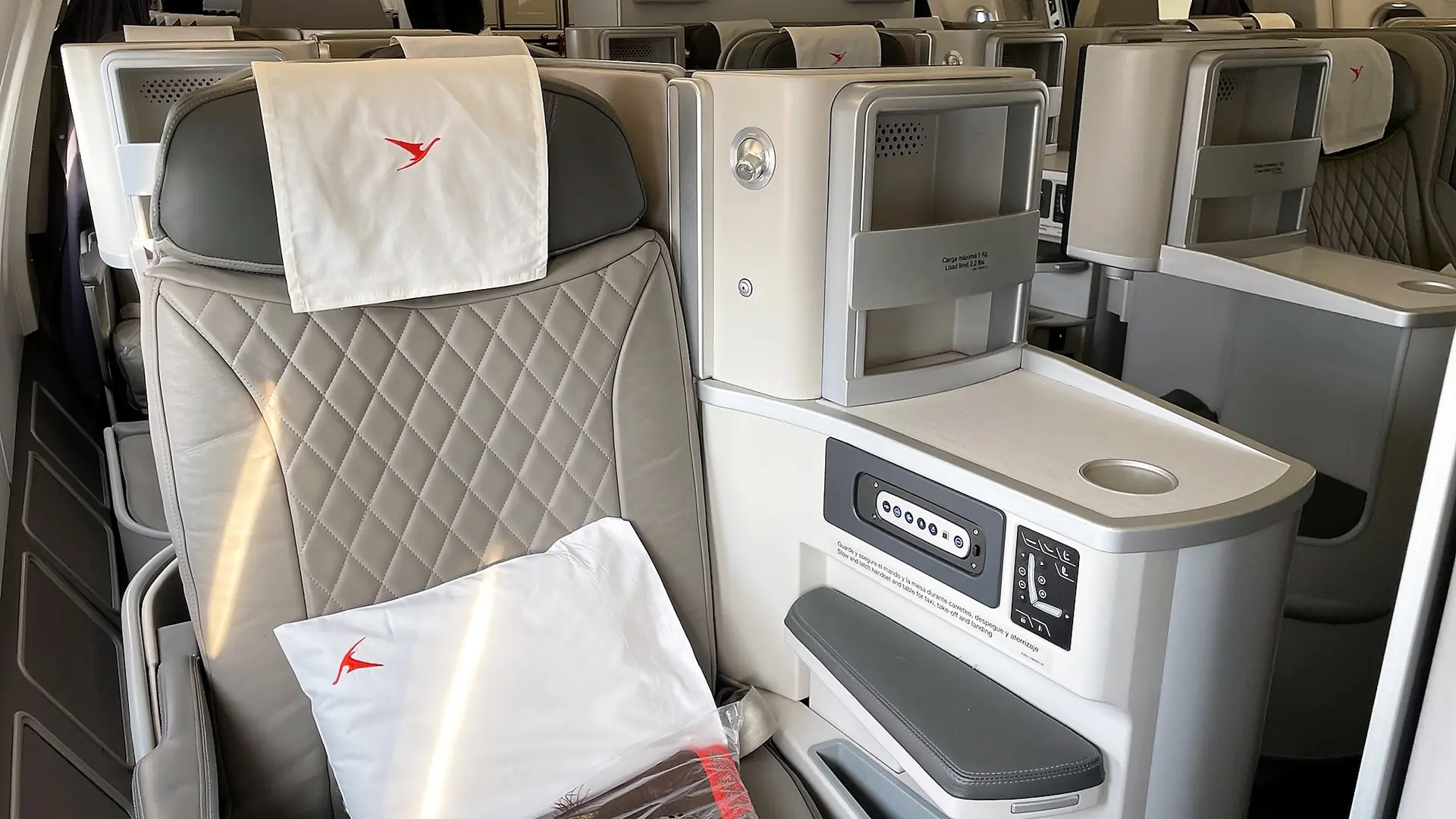 Airline review Cabin & Seat - Surinam Airways - 10