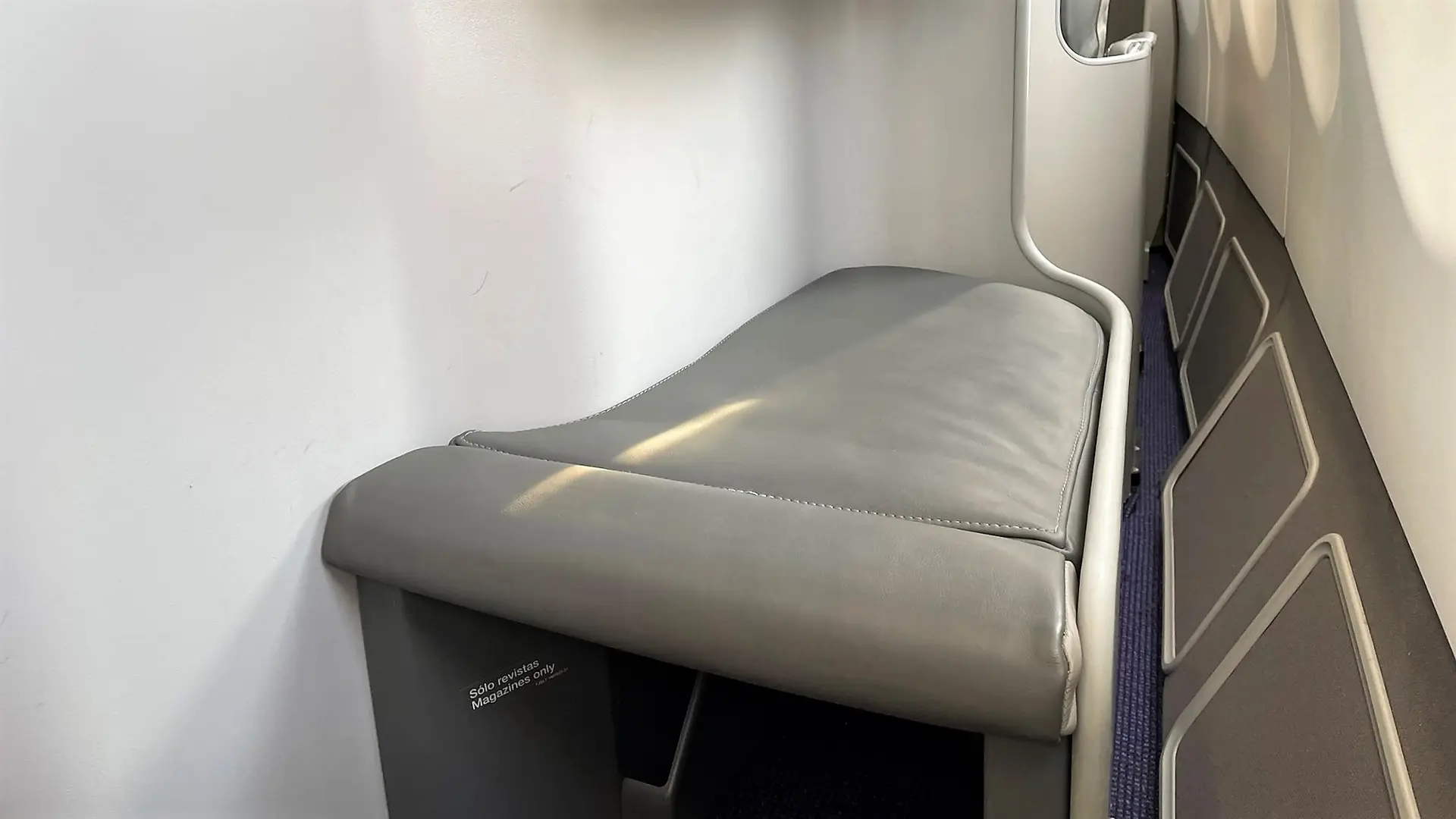 Airline review Cabin & Seat - Surinam Airways - 11