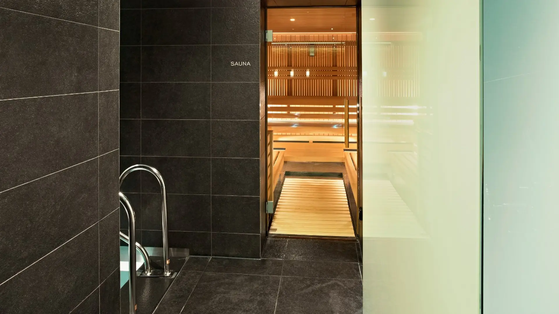 Hotel review Service & Facilities' - Hotel Schweizerhof Bern & Spa - 4