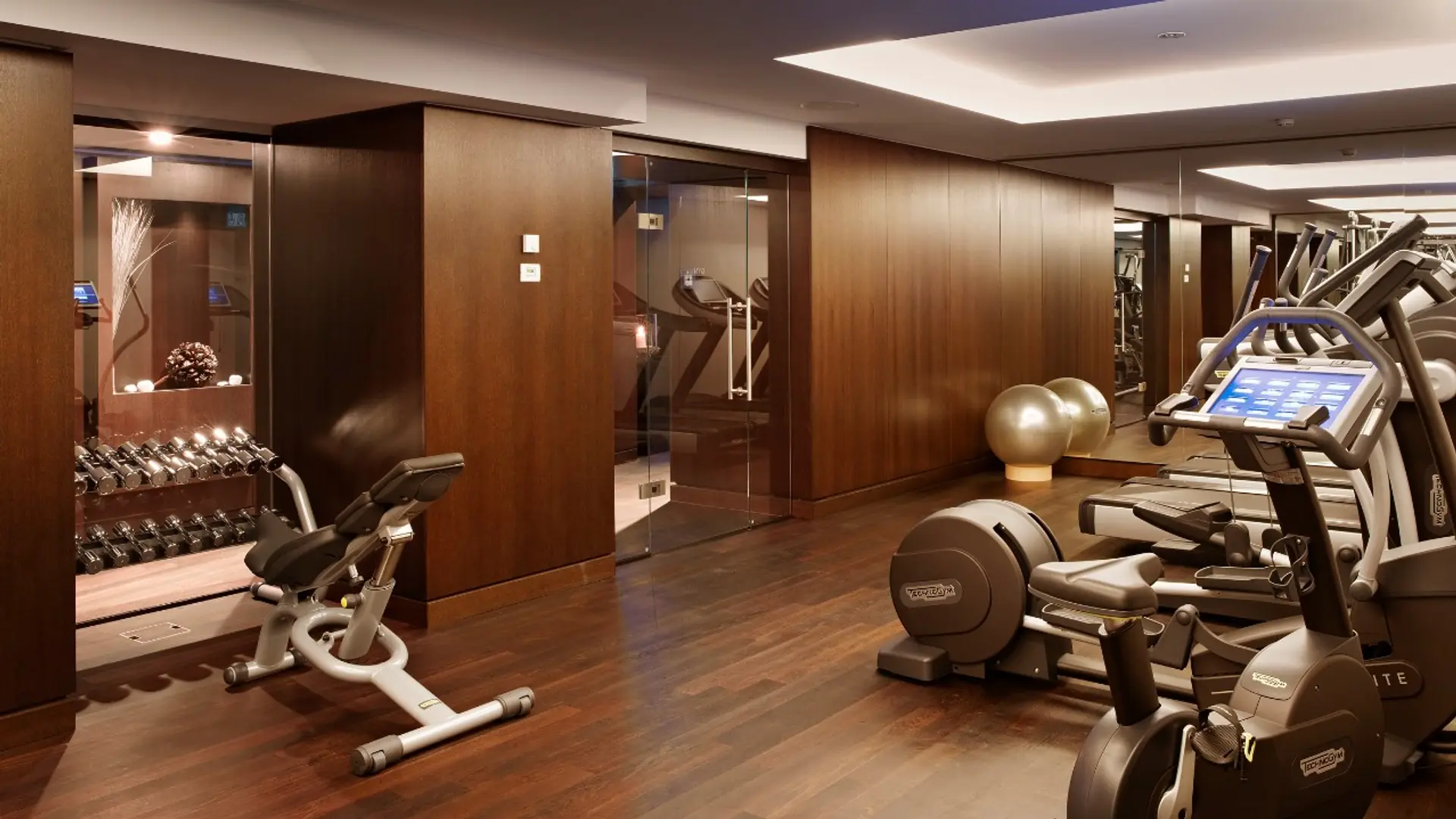 Hotel review Service & Facilities' - Hotel Schweizerhof Bern & Spa - 5