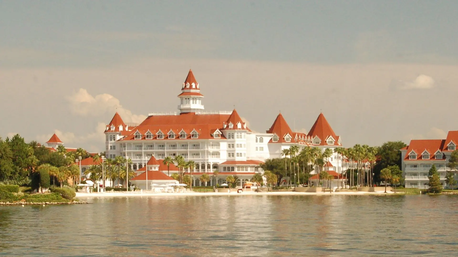 Hotels Toplists - 11 Best Disneyland Hotels in the World