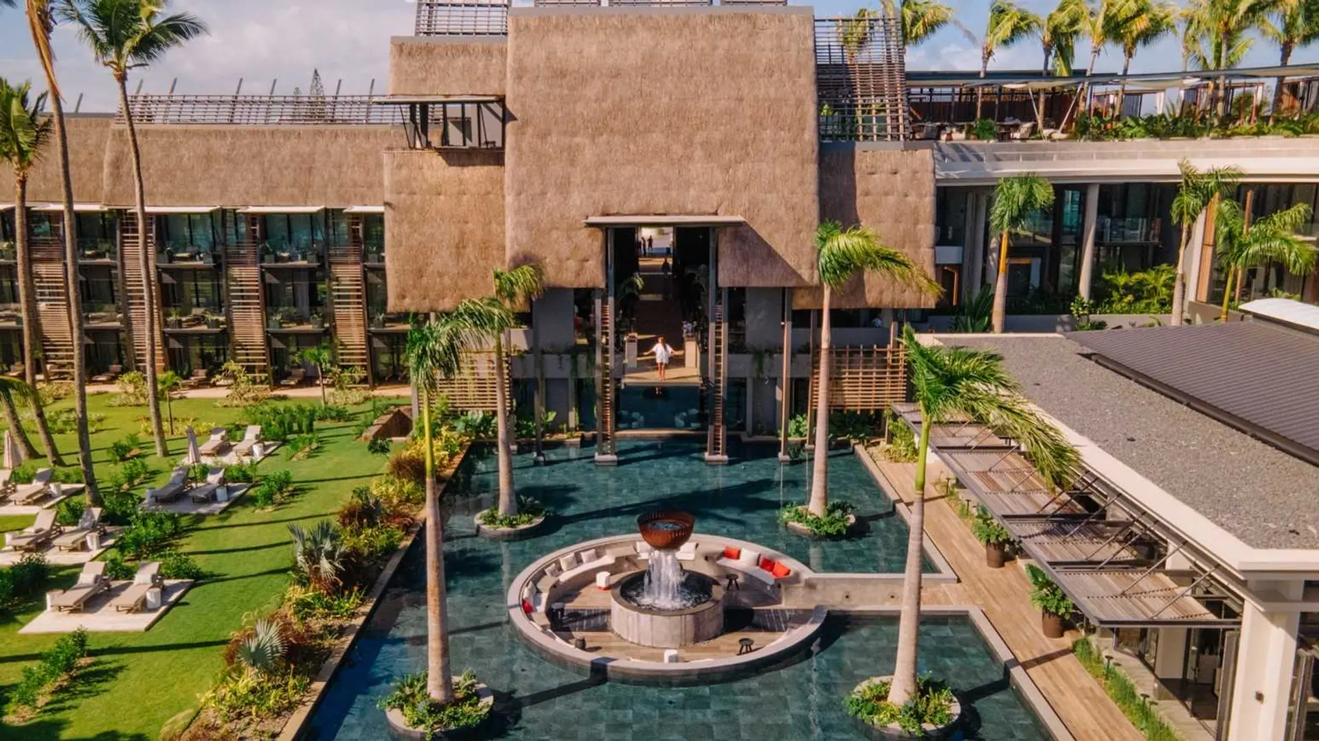 Hotel review Location' - LUX* Grand Baie Resort & Residences - 2
