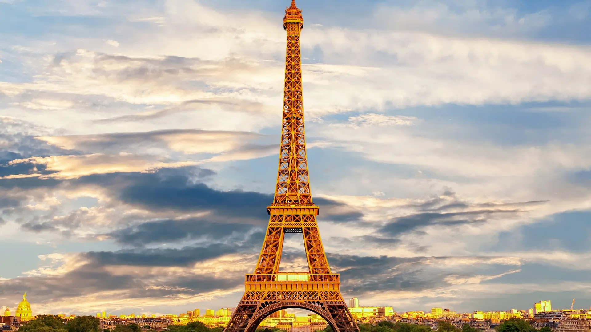 the eiffel tower seen at day