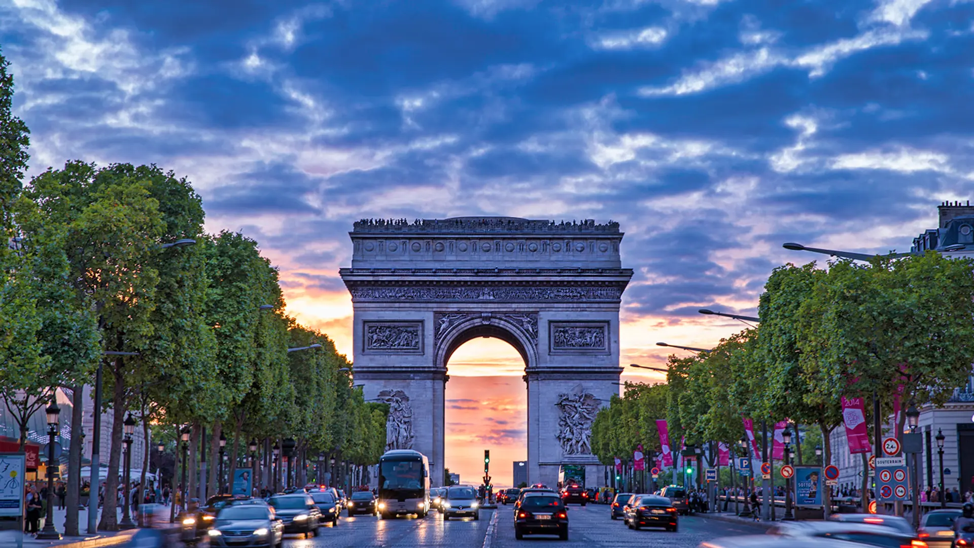 arc de triomphe seen from the street
