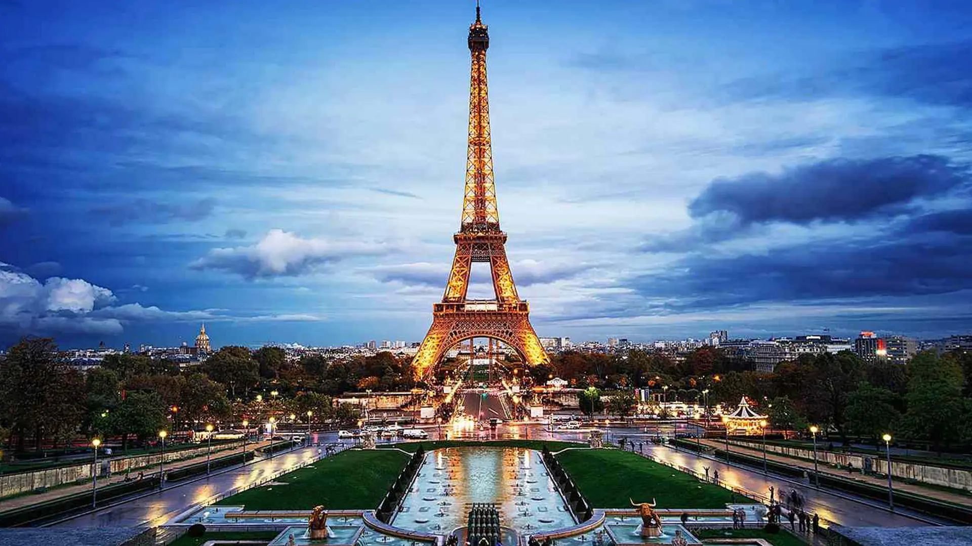 the eiffel tower in paris seen at dusk