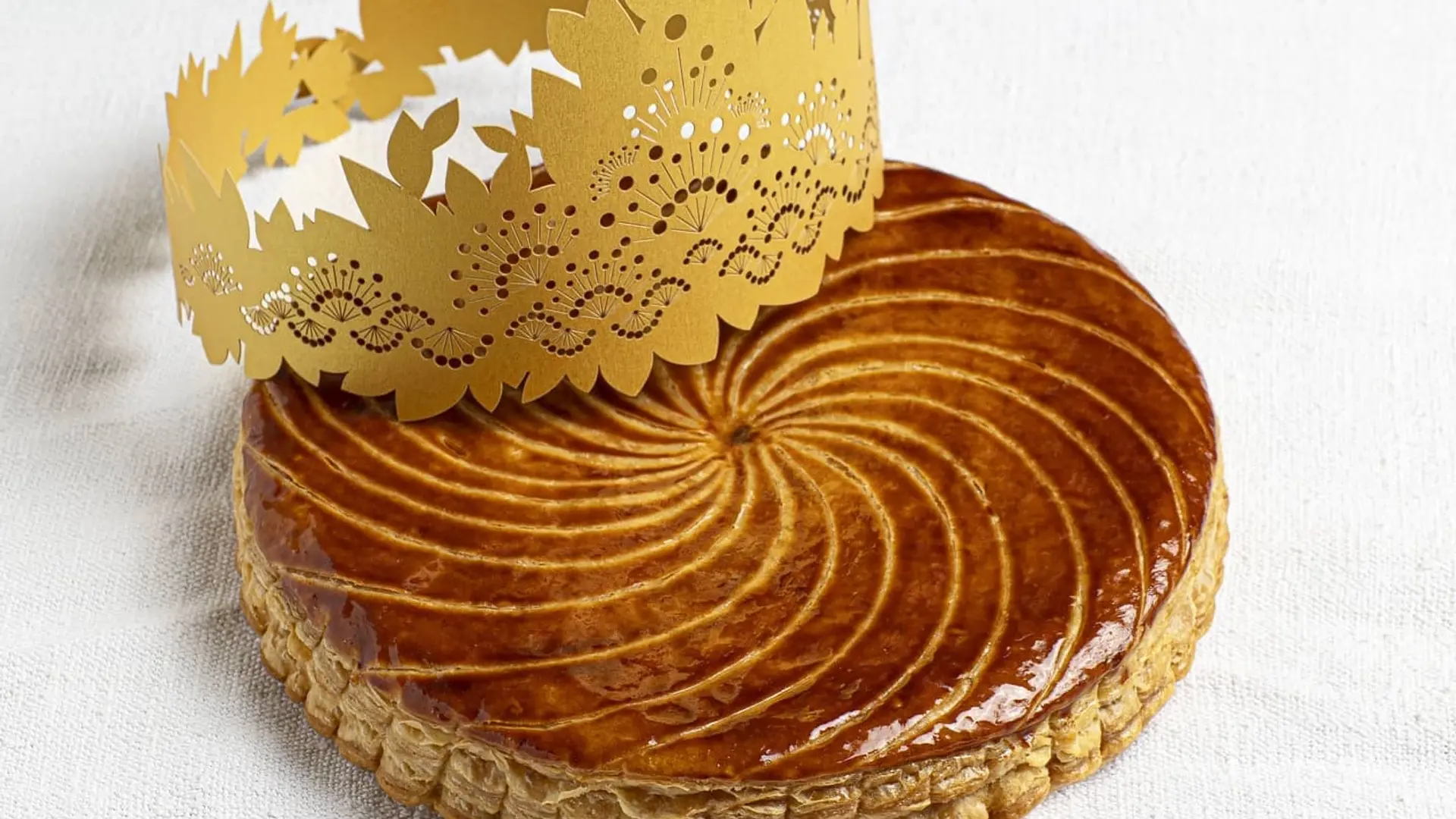 A cake with a crown at Des Gateaux et du Pain