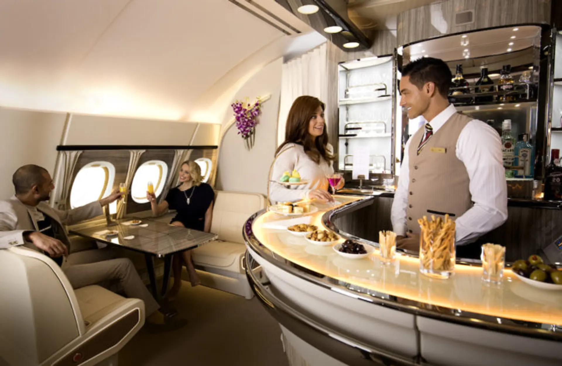Emirates-A380-Onboard-Lounge3-720x470-1.jpg