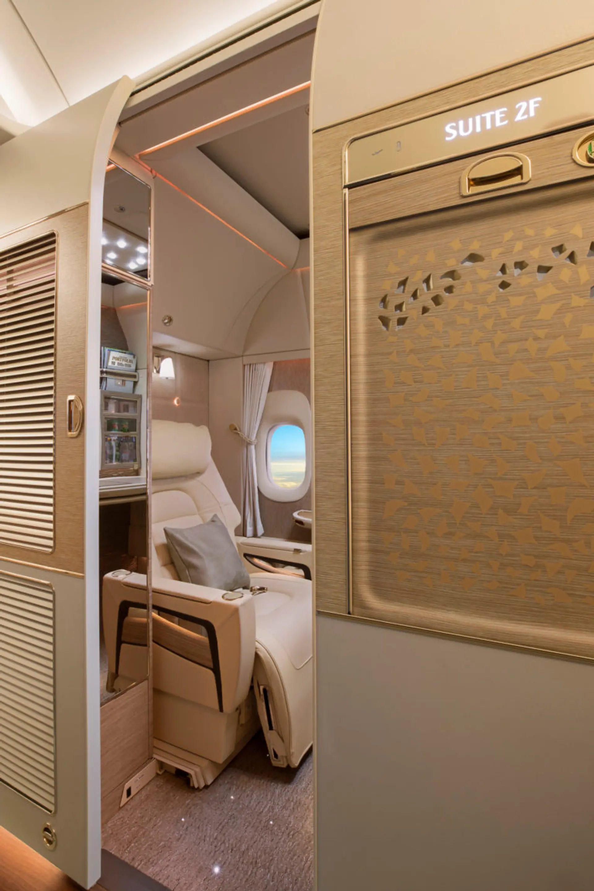 Emirates-First-Class-fully-enclosed-private-suites.jpg