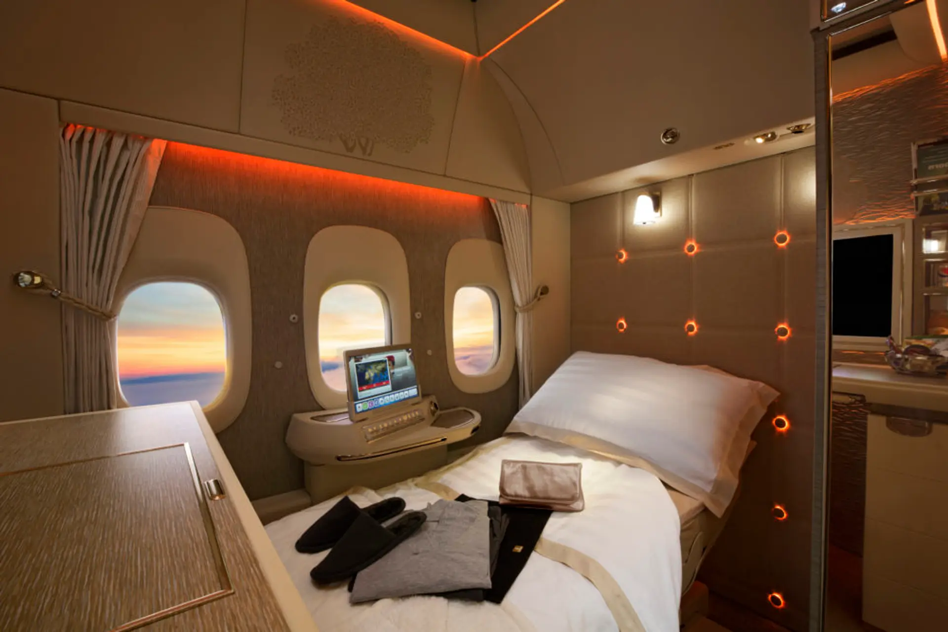 Emirates-First-Class-fully-flat-bed.jpg