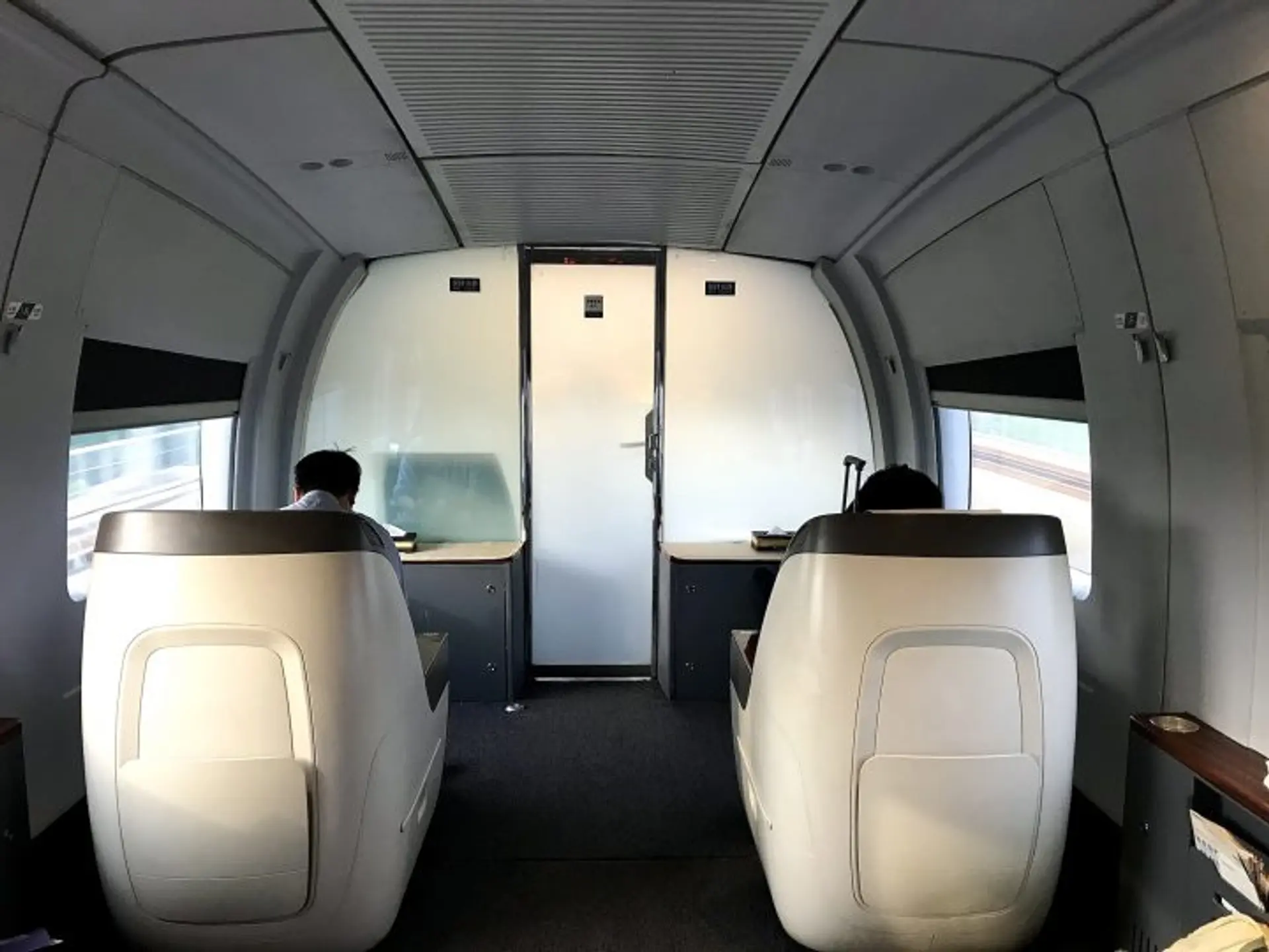 Trains Reviews - Business Class on a high-speed train in China