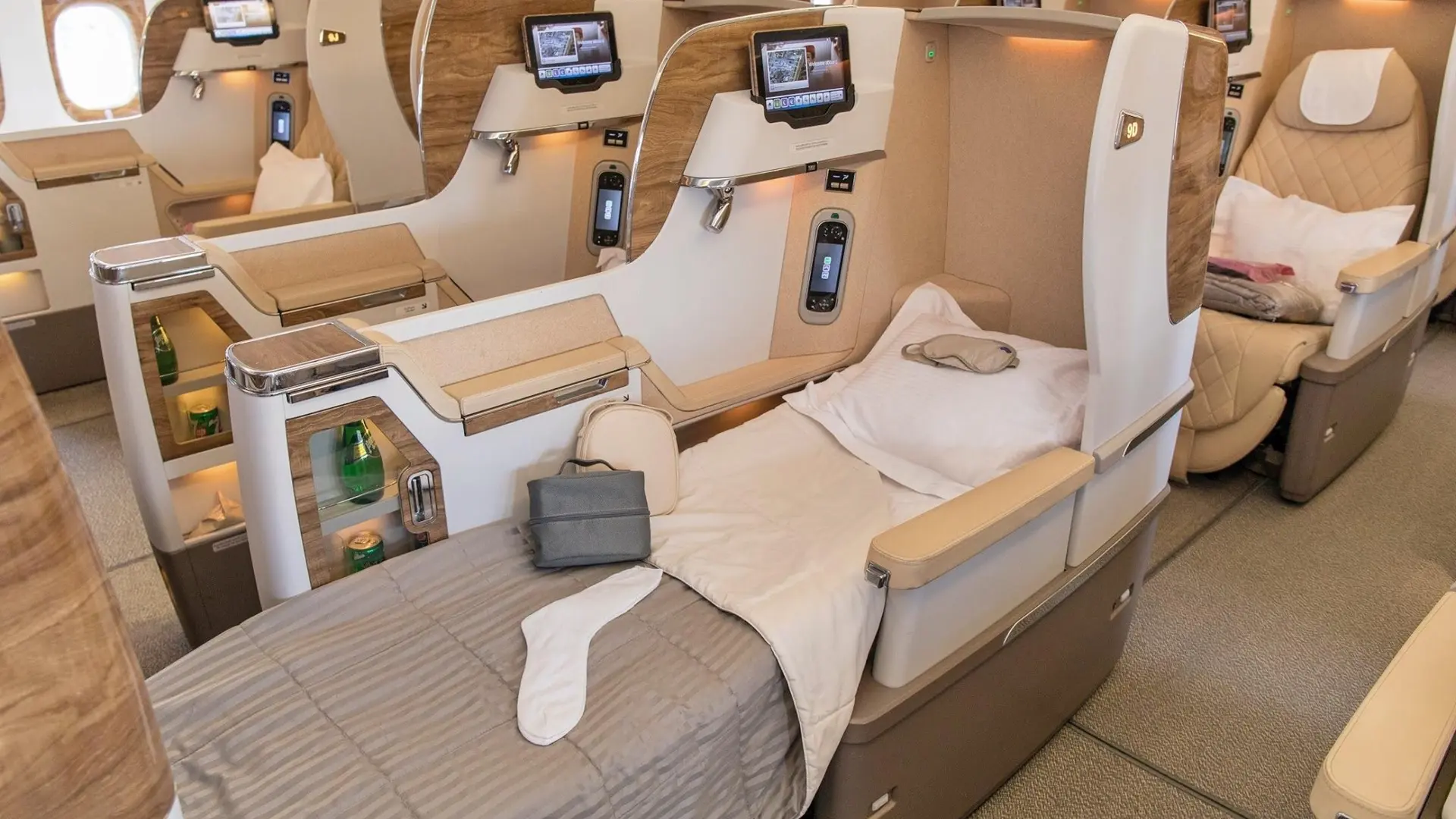 Airline review Cabin & Seat - Emirates - 10