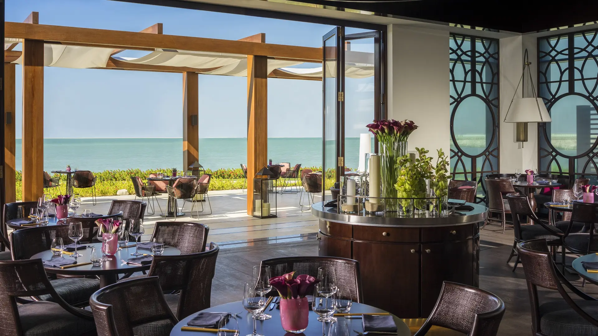 Hotel review Restaurants & Bars' - Four Seasons Resort Dubai at Jumeirah Beach - 0