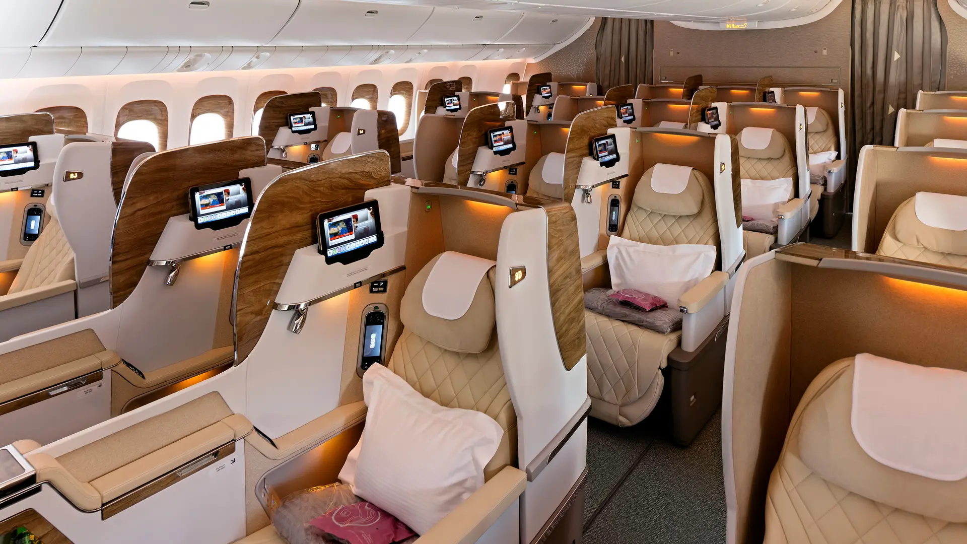 Airline review Cabin & Seat - Emirates - 6