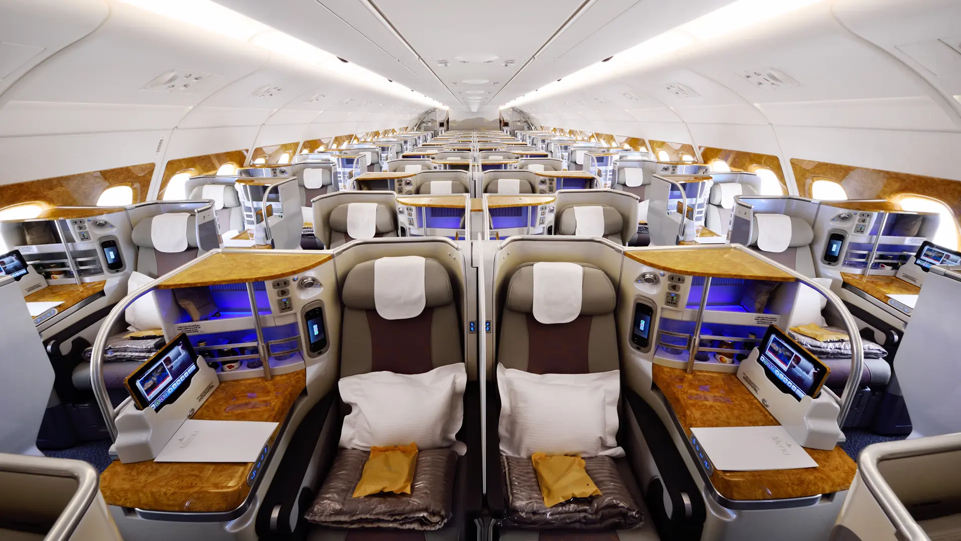 Airline review Cabin & Seat - Emirates - 2