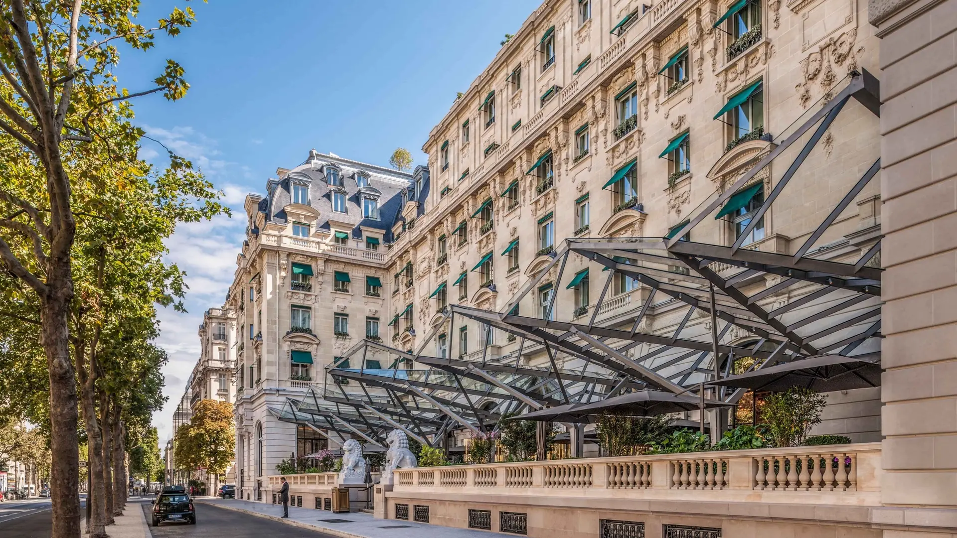 The outside of The peninsula hotel paris 