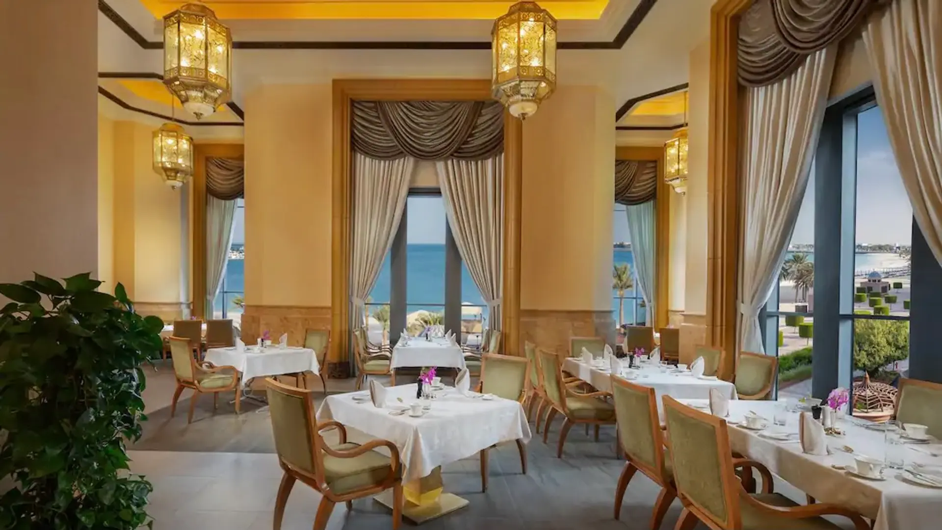 Hotel review Restaurants & Bars' - Emirates Palace Mandarin Oriental Abu Dhabi - 4