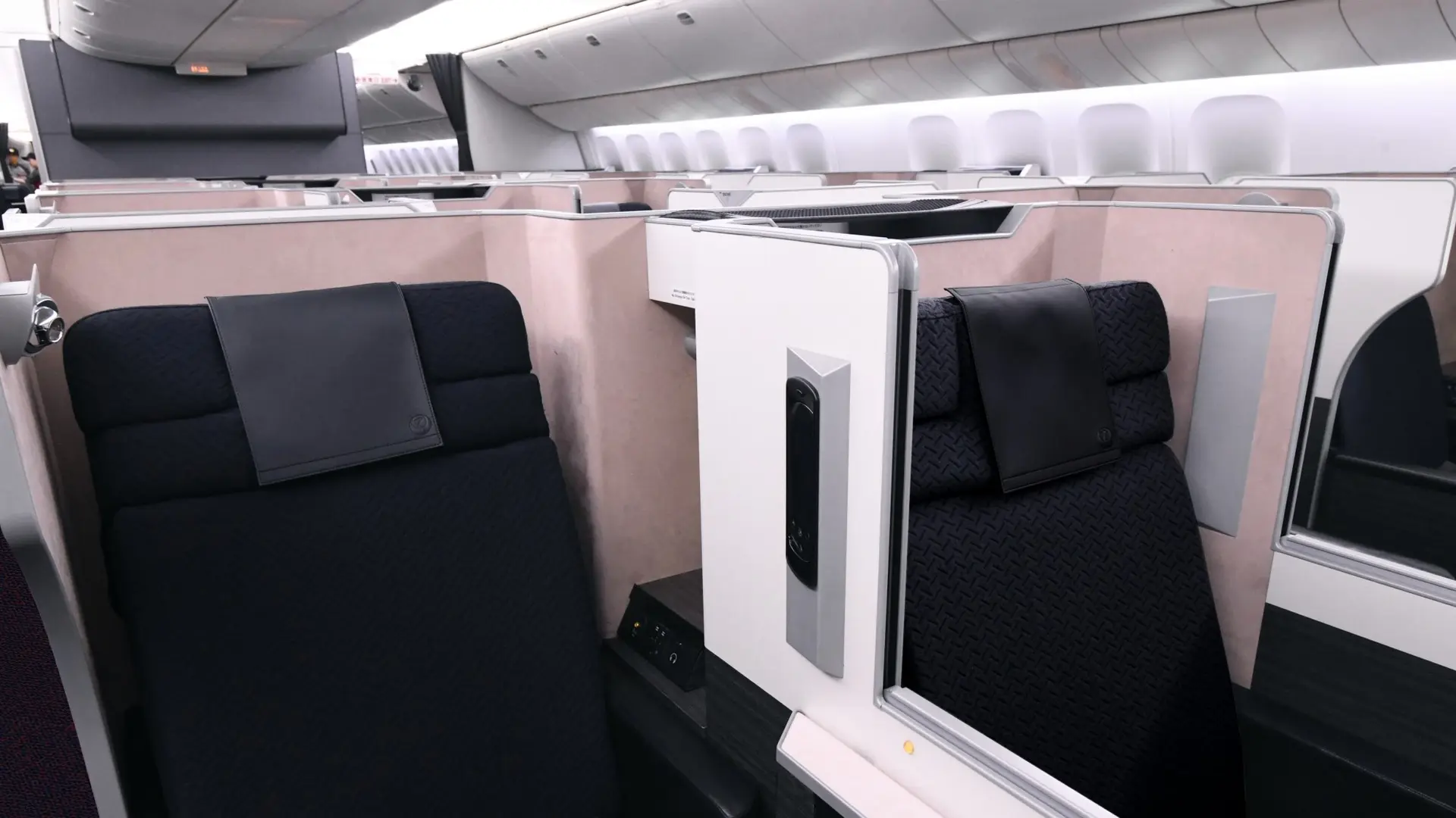 Airline review Cabin & Seat - Japan Airlines - 4