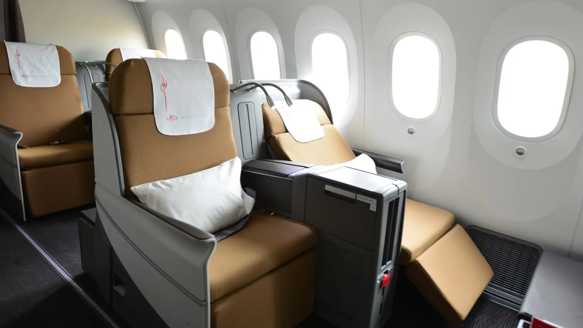 Airline review Cabin & Seat - Kenya Airways - 1