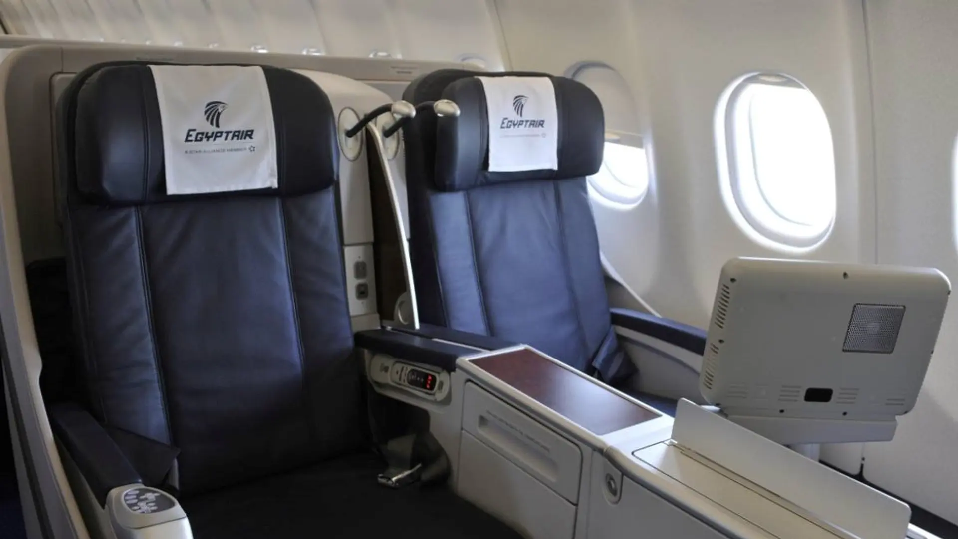 Airline review Cabin & Seat - Egyptair - 5