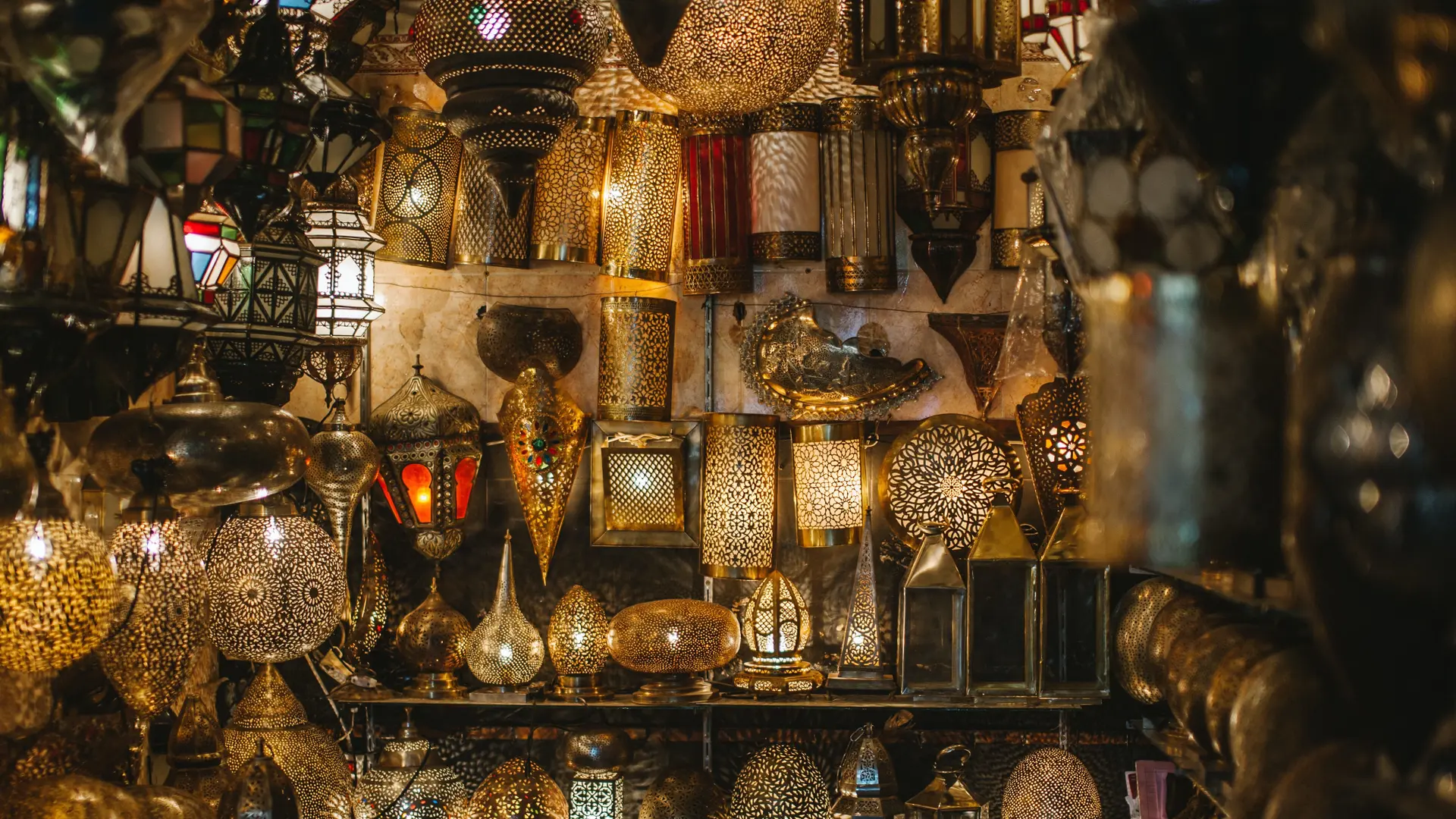 Many moroccan lamps and aladin lanterns.