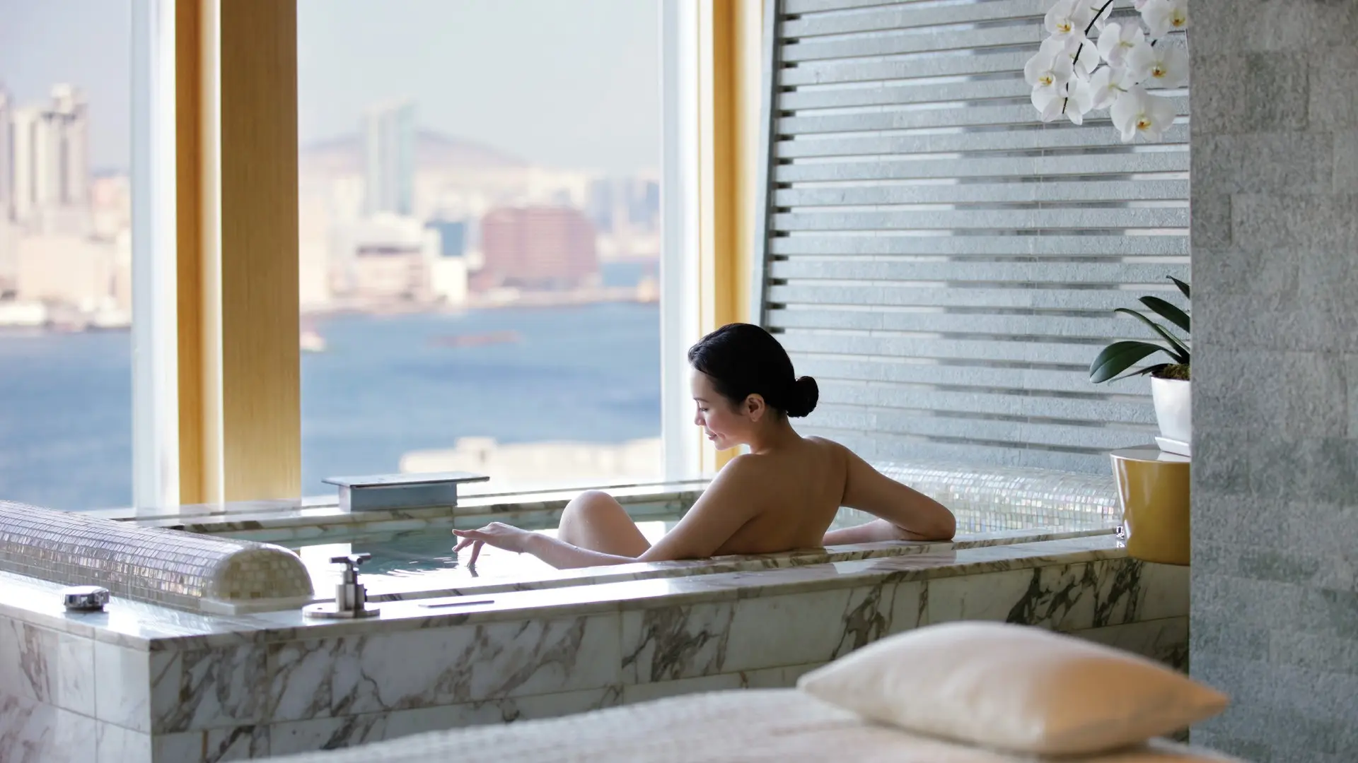 Hotel review Service & Facilities' - Four Seasons Hotel Hong Kong - 4