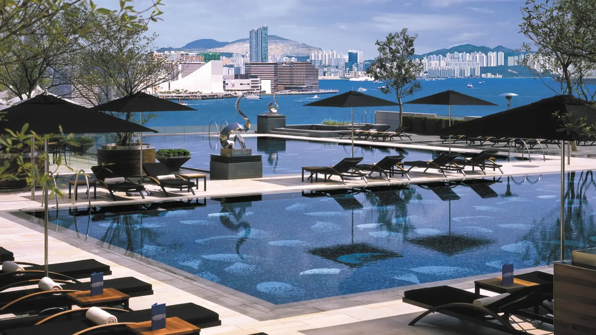 Hotel review Service & Facilities' - Four Seasons Hotel Hong Kong - 0