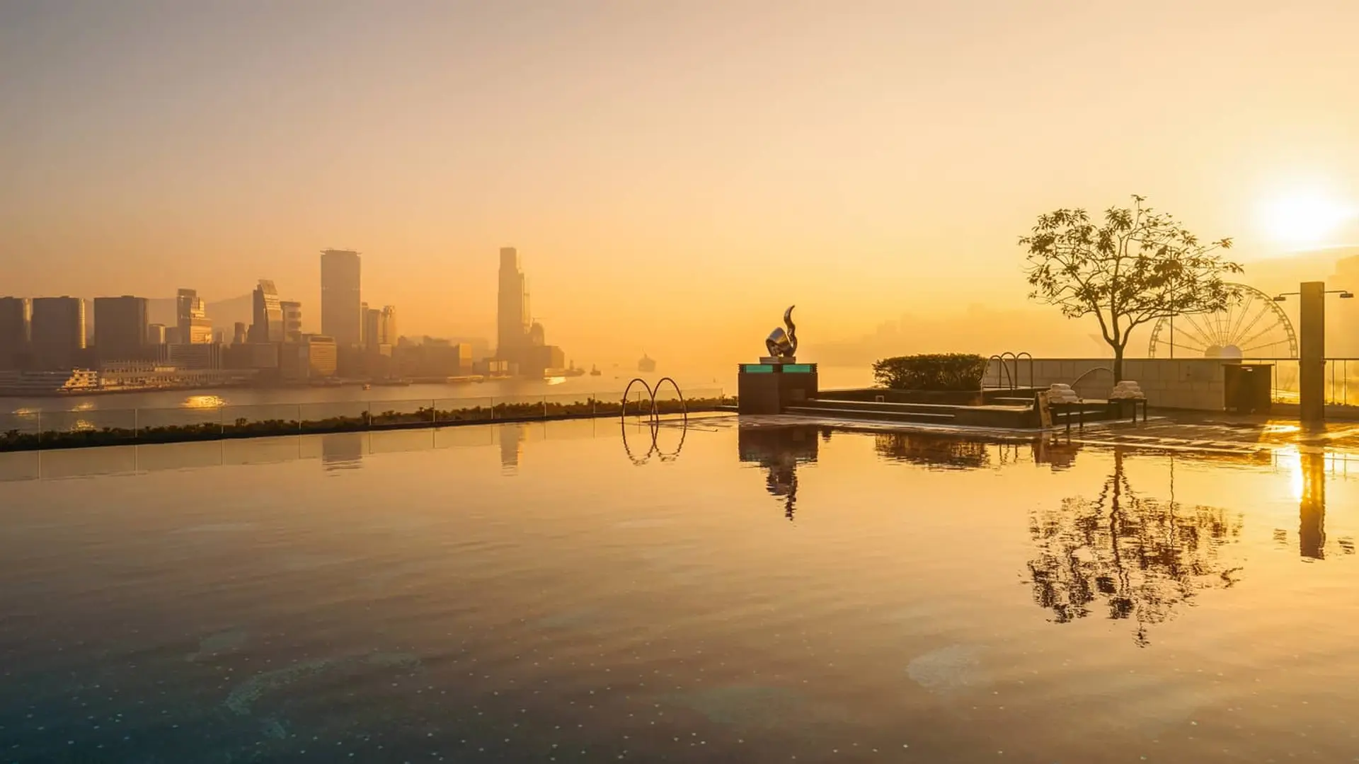 Hotel review Location' - Four Seasons Hotel Hong Kong - 3
