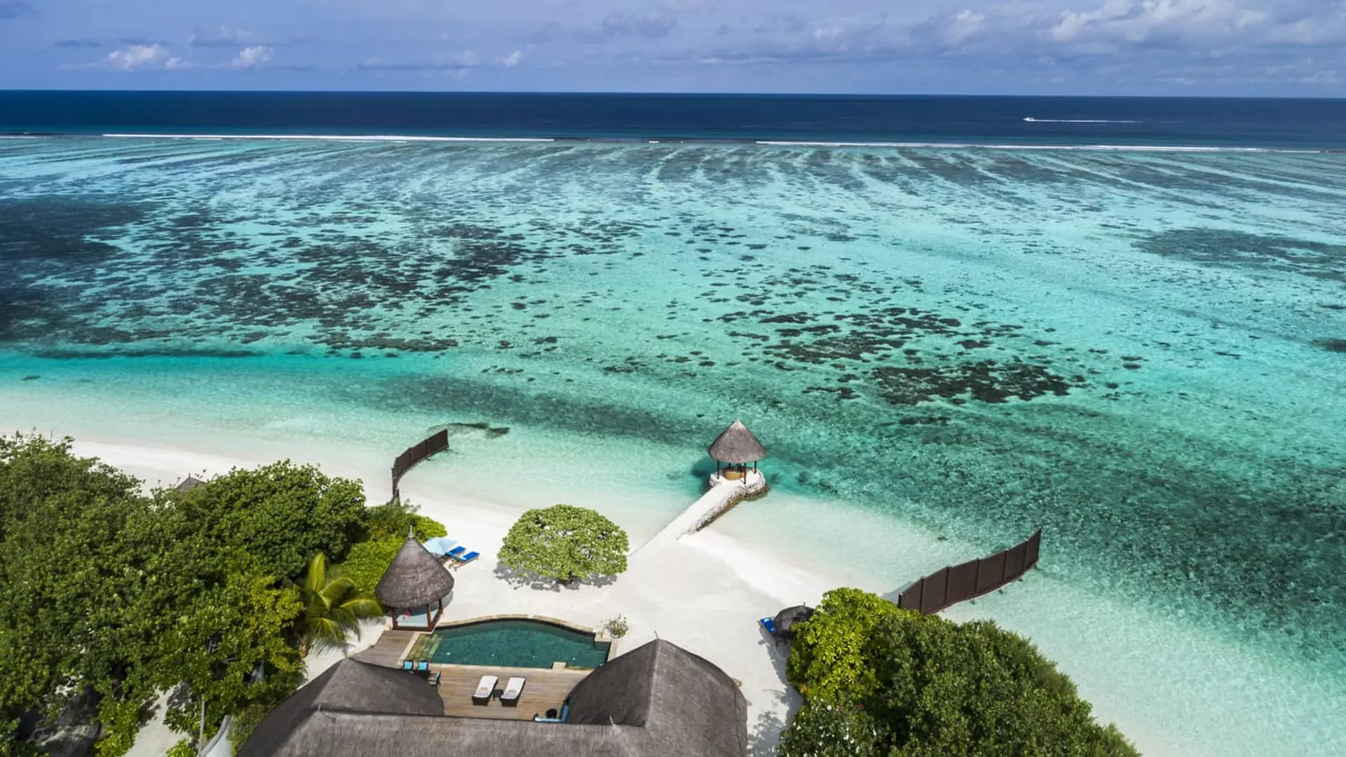 Hotel review Location' - Four Seasons Resort Maldives at Kuda Huraa - 0