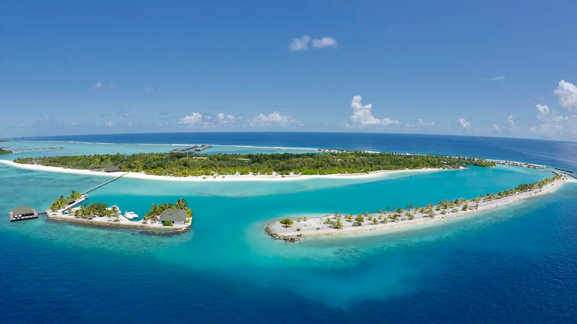 Hotel review Location' - Paradise Island Resort & Spa - 0
