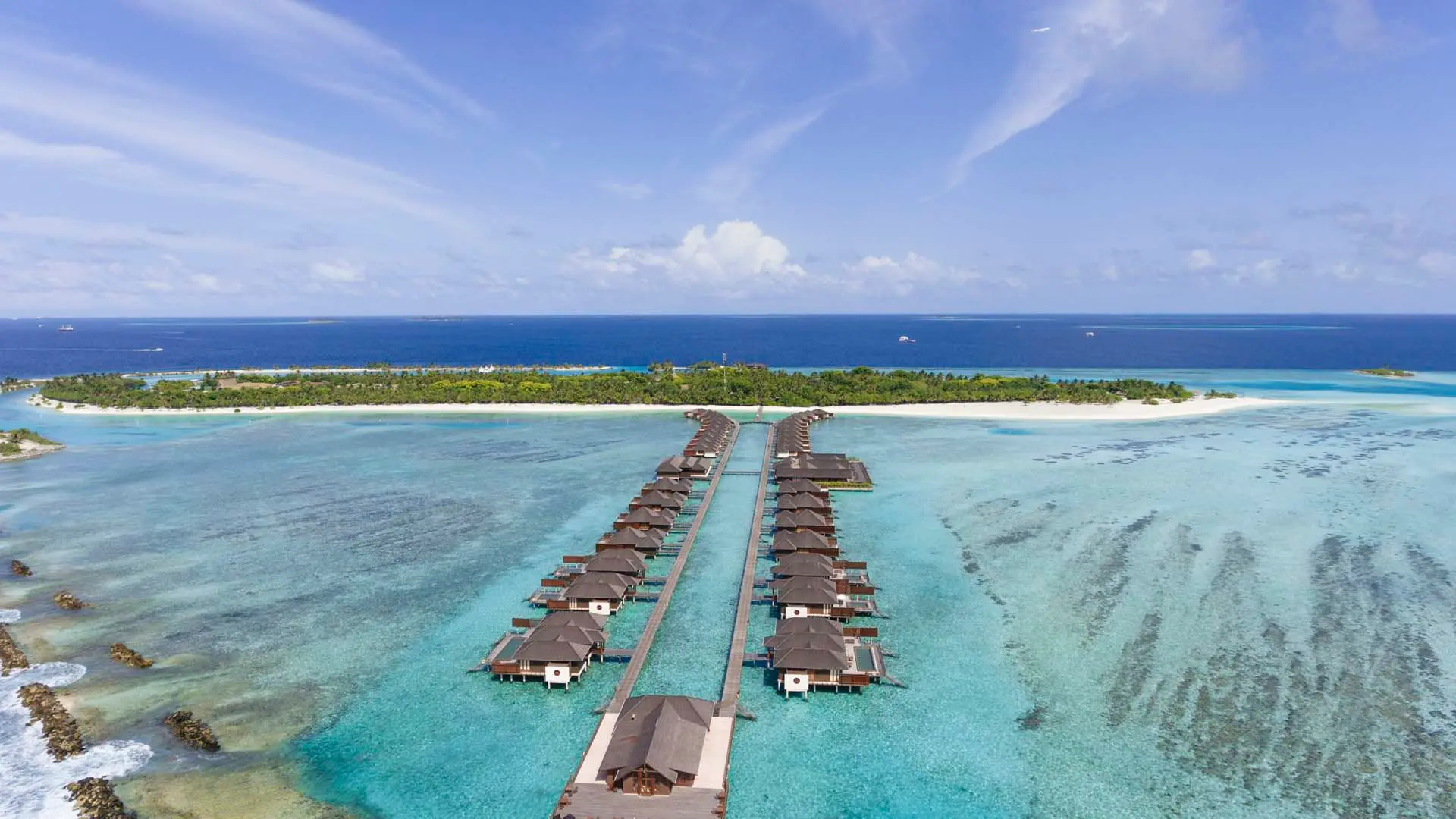 Hotel review Location' - Paradise Island Resort & Spa - 2