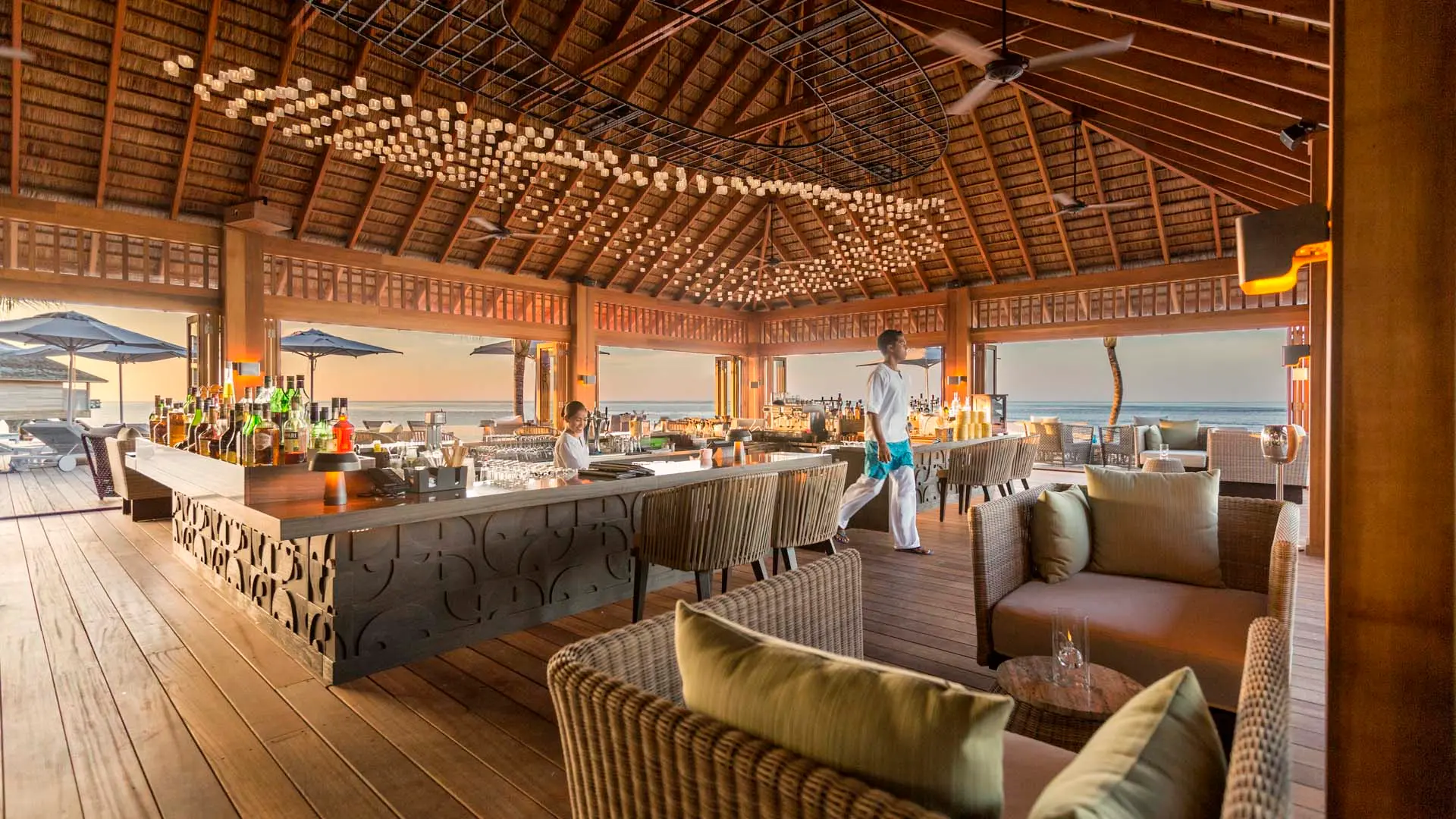 Hotel review Restaurants & Bars' - Hurawalhi Island Resort - 2