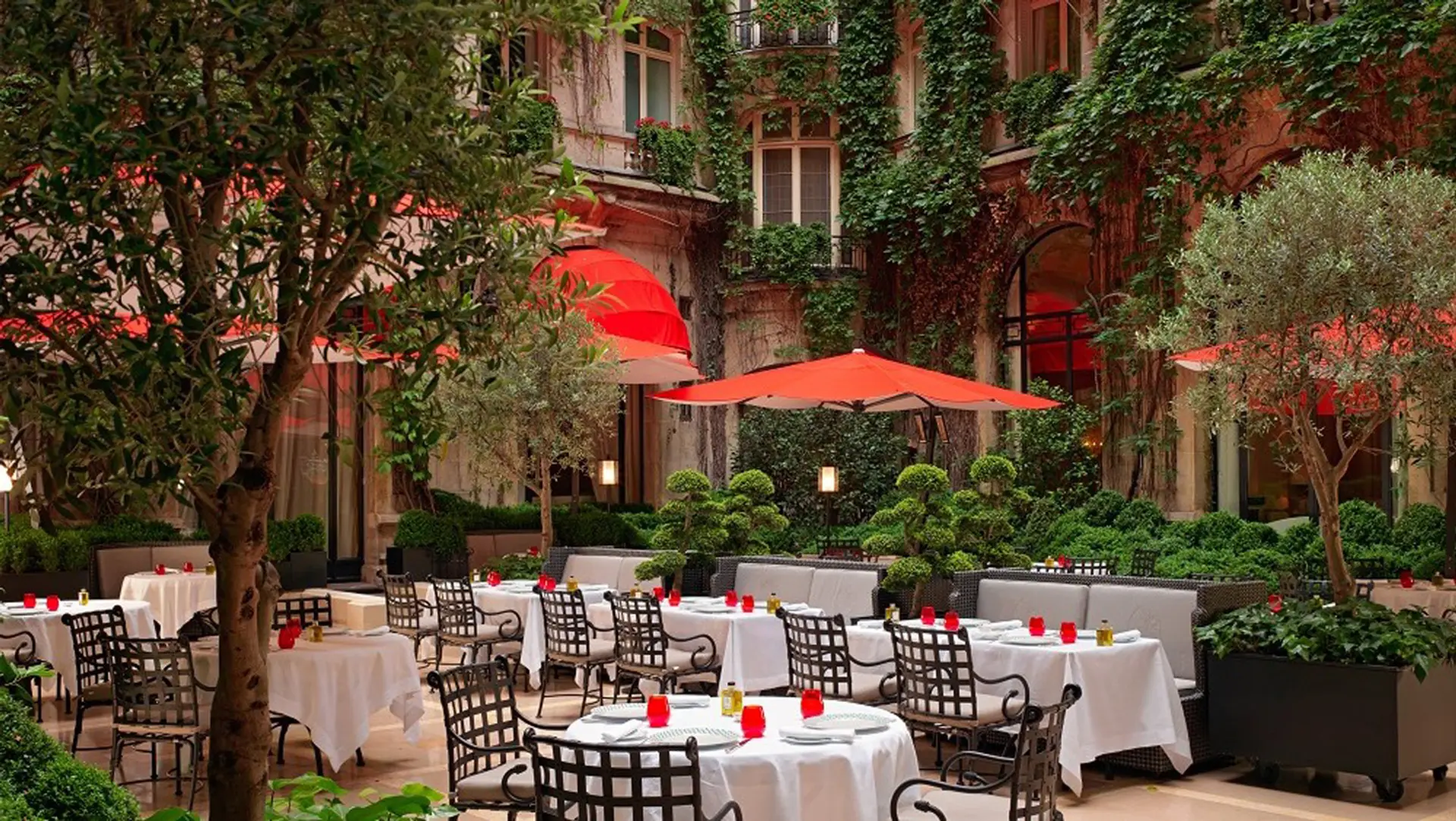 Hotel review Sustainability' - Hôtel Plaza Athénée Paris - 0