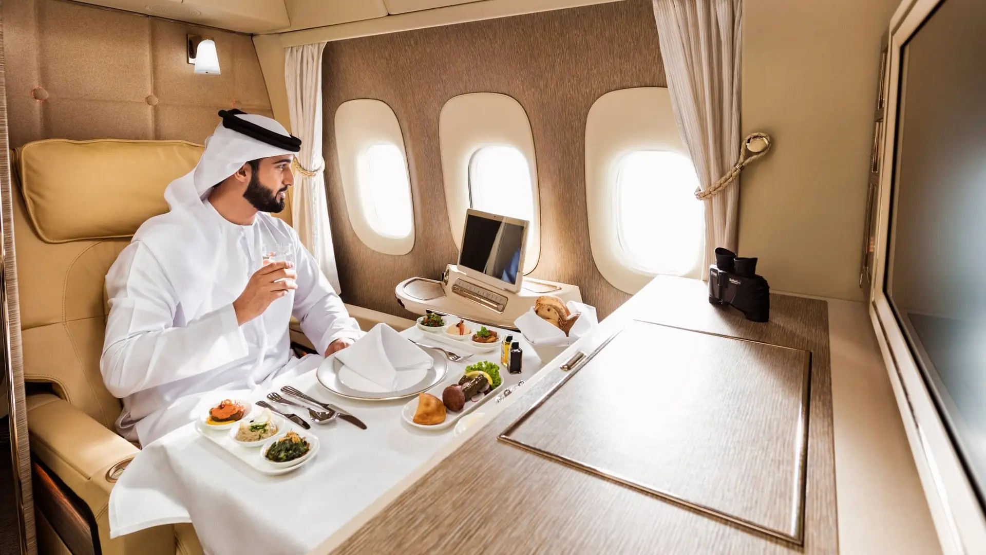Airline review Cabin & Seat - Emirates - 7