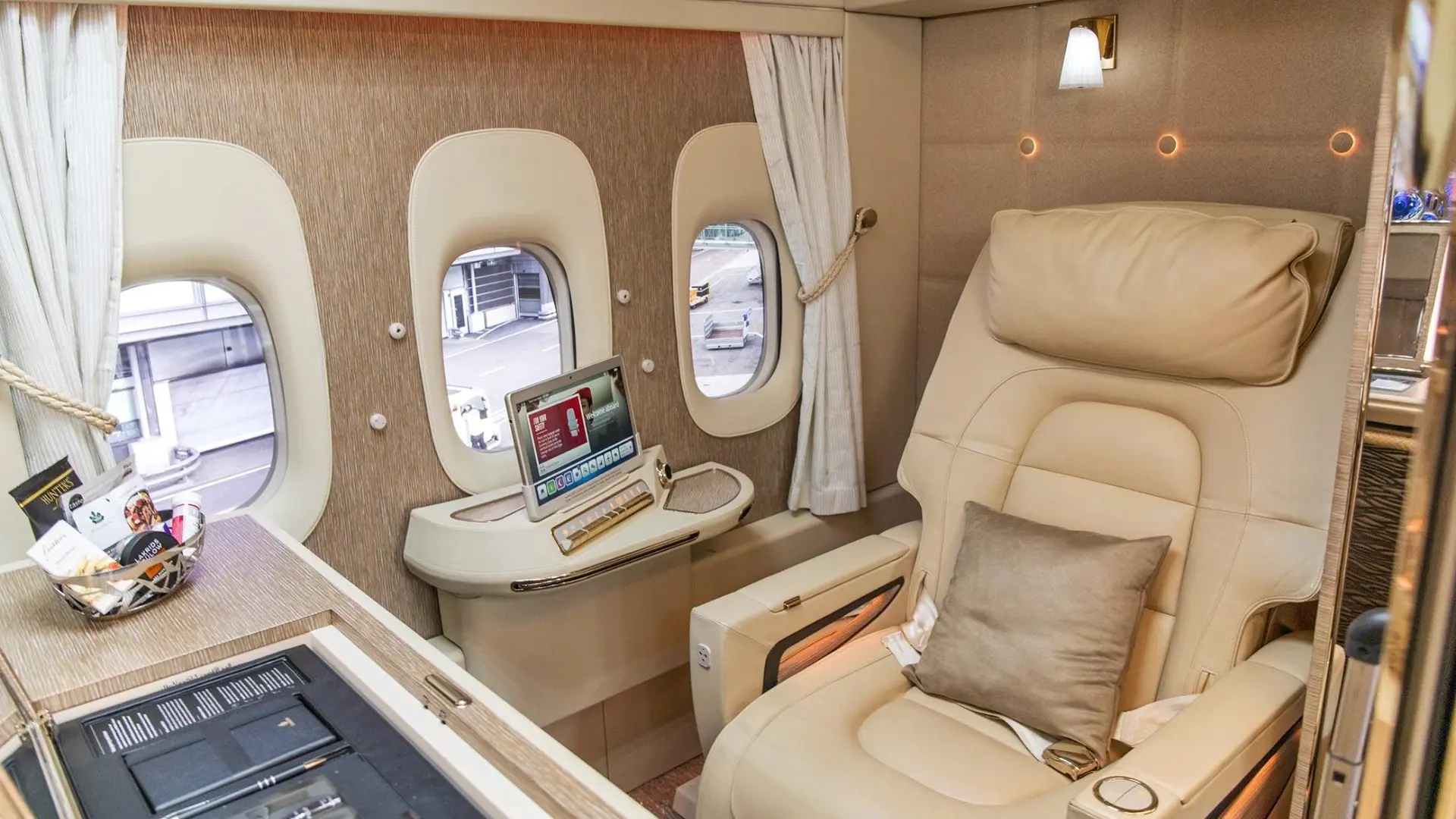 Airline review Cabin & Seat - Emirates - 9