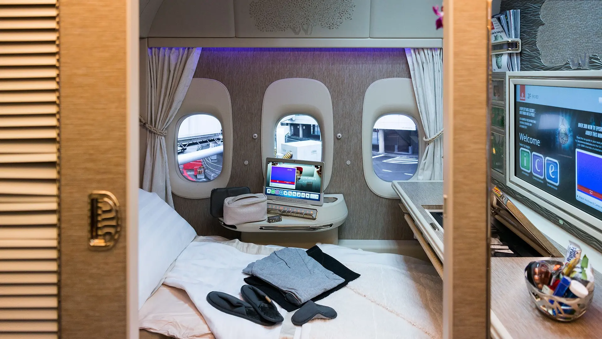 Airline review Cabin & Seat - Emirates - 11