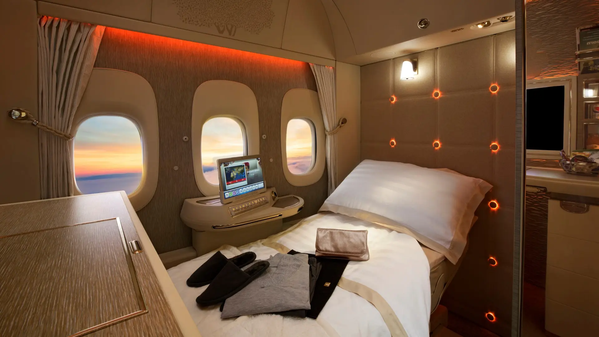 Airline review Amenities & Facilities - Emirates - 3