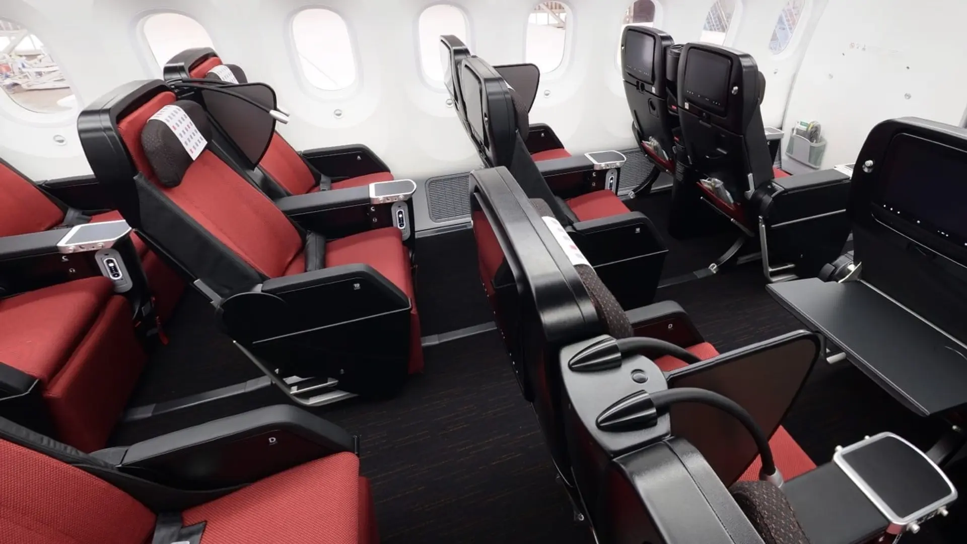 Airline review Cabin & Seat - Japan Airlines - 0