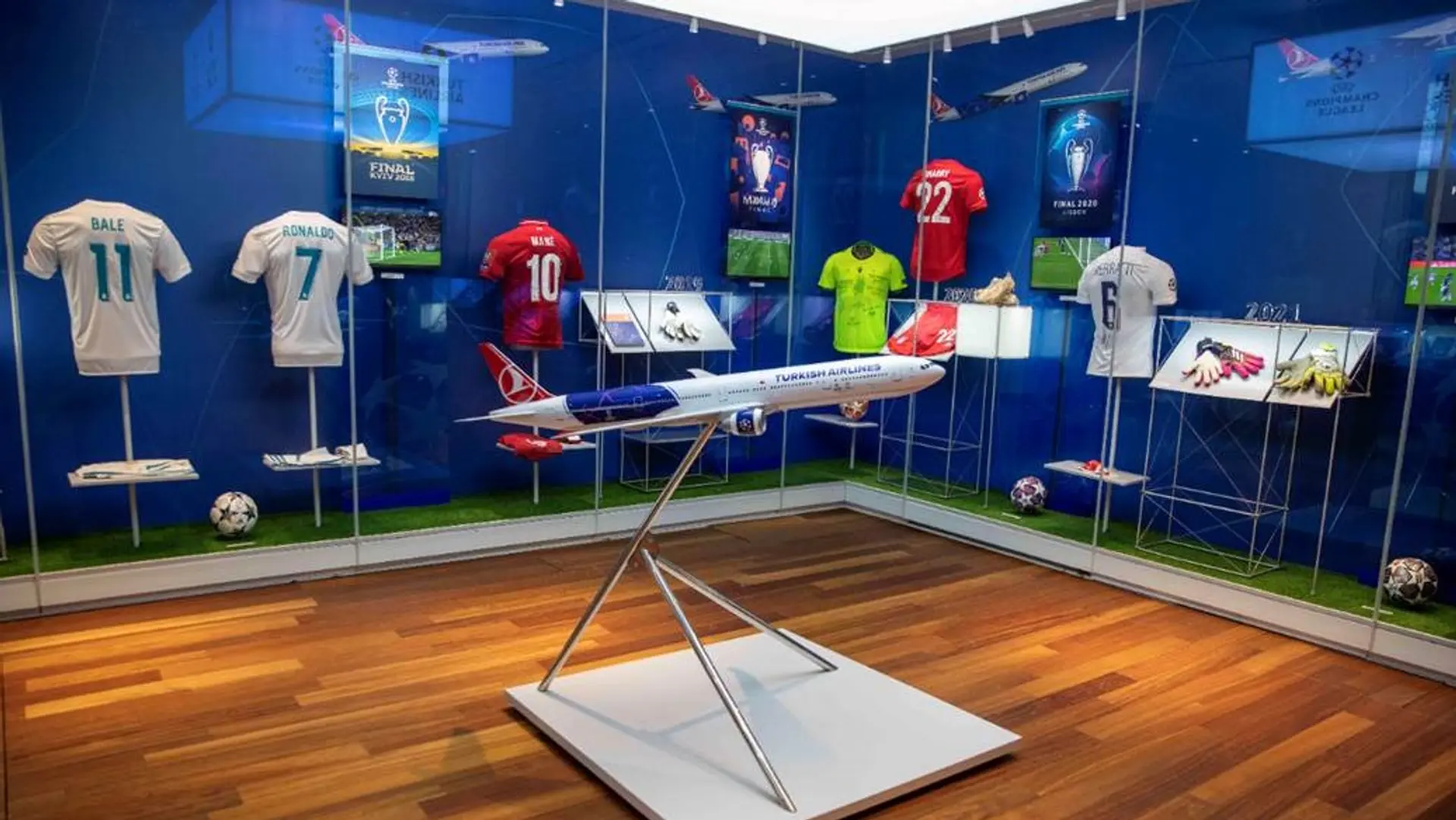 Airlines News - Turkish Airlines opens Champions League airport exhibit