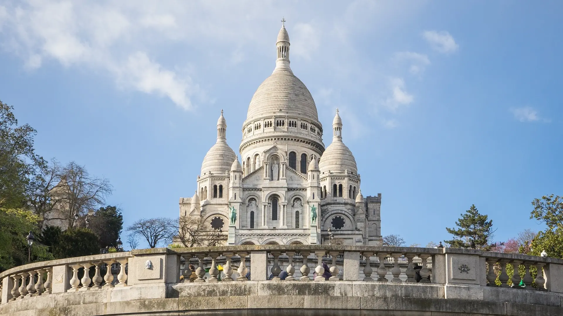 Lifestyle Toplists - Emily in Paris - her guide to the City of Light