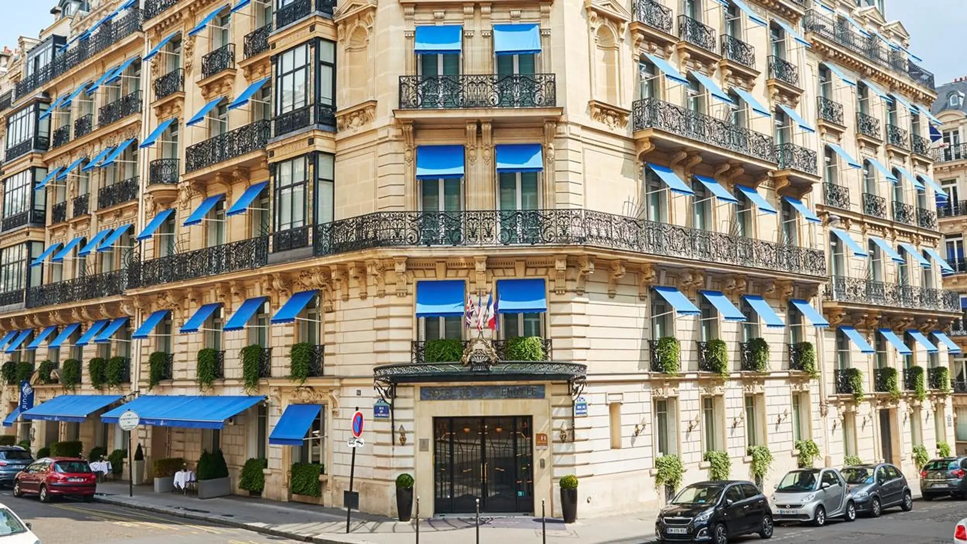 Main entrance of la tremoille hotel paris