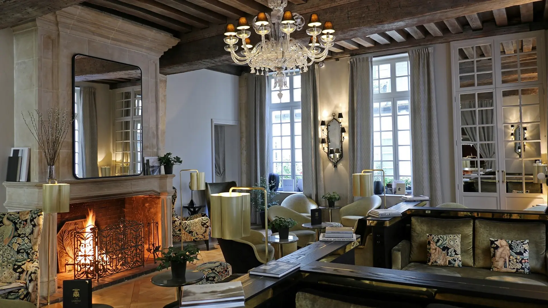 Lounge at hotel dÁubusson paris with a fireplace