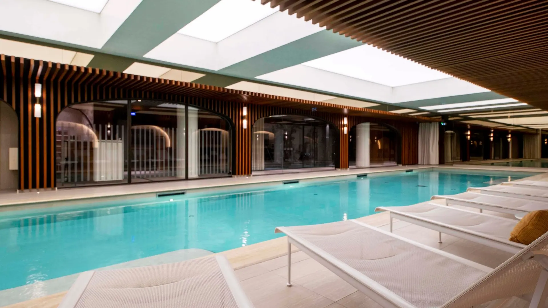 Indoor swimming pool area at hotel dáubusson