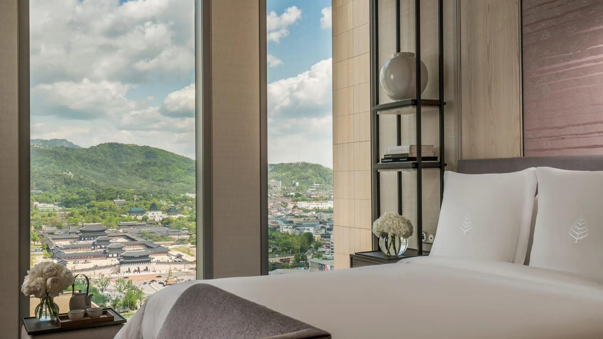 Room at four seasons hotel seoul with view