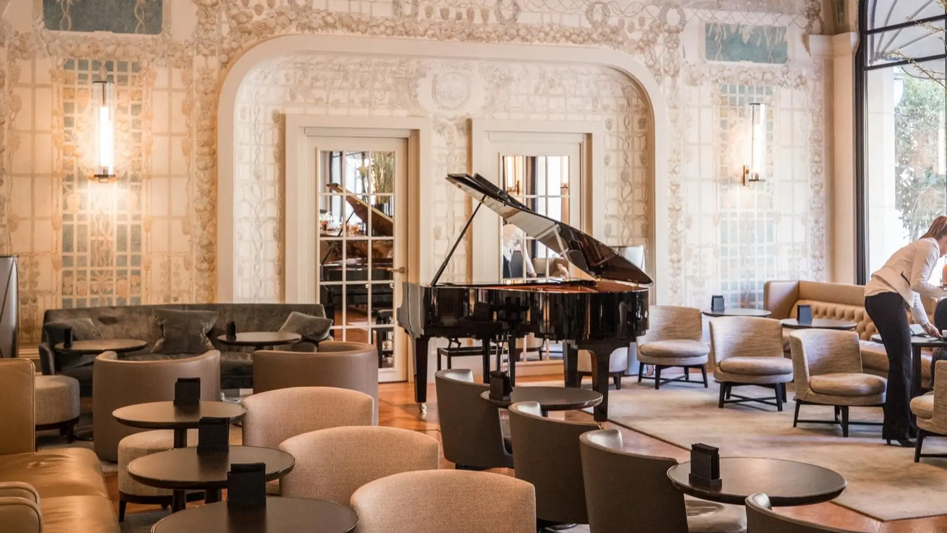Bar Josephine at Hotel Lutetia with piano, grey decored chairs and white walls.
